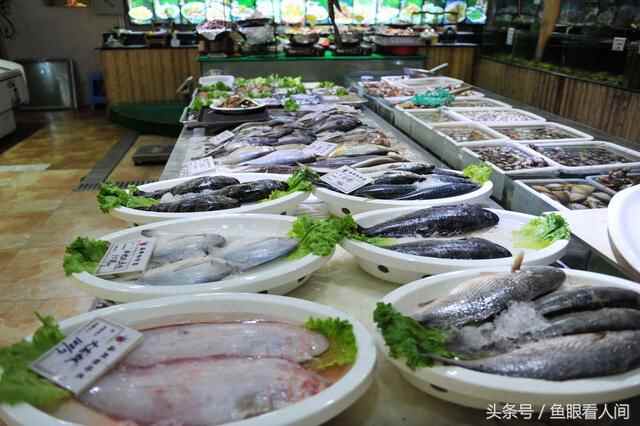 日照岚山海鲜楼点菜间无意中露出海鲜丰富 这里海鲜能让你吃到撑