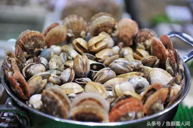 日照岚山海鲜楼点菜间无意中露出海鲜丰富 这里海鲜能让你吃到撑