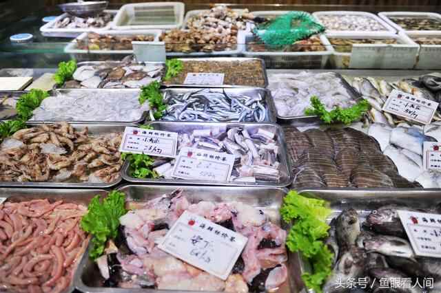 日照岚山海鲜楼点菜间无意中露出海鲜丰富 这里海鲜能让你吃到撑