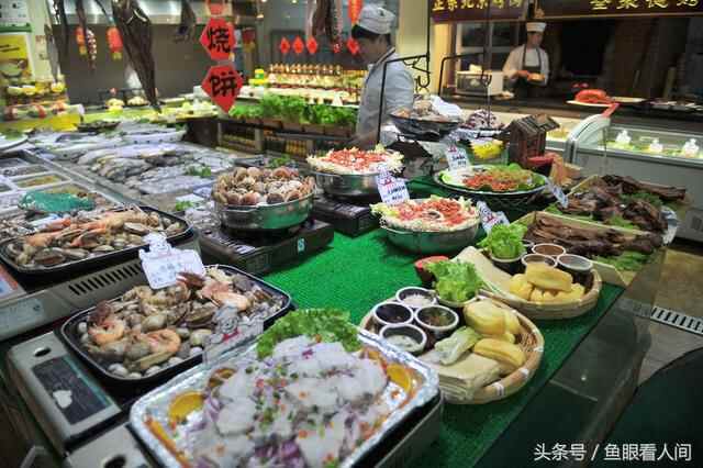 日照岚山海鲜楼点菜间无意中露出海鲜丰富 这里海鲜能让你吃到撑