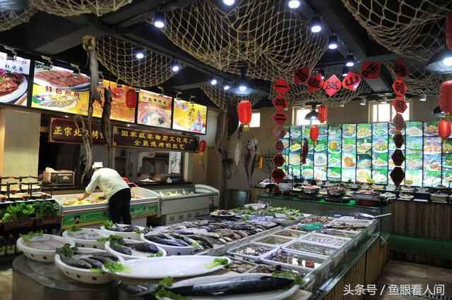 日照岚山海鲜楼点菜间无意中露出海鲜丰富 这里海鲜能让你吃到撑