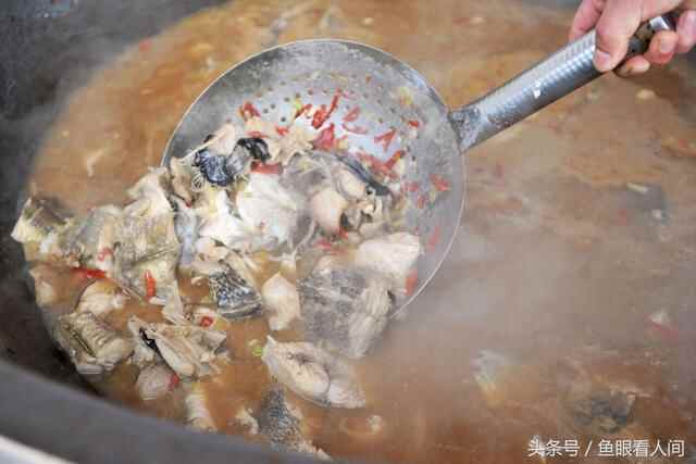 日照岚山海鲜楼点菜间无意中露出海鲜丰富 这里海鲜能让你吃到撑