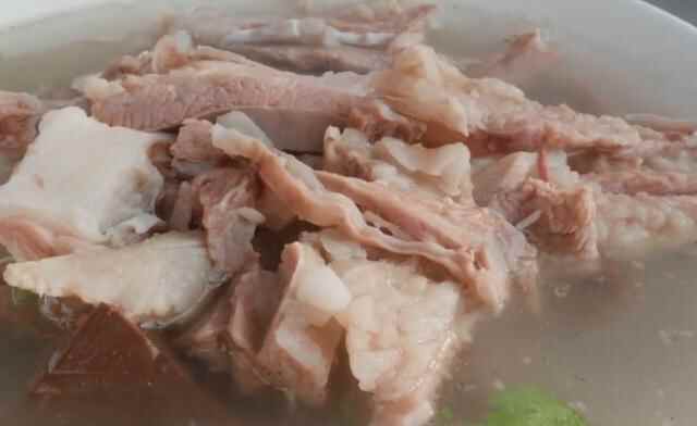 日照农村大集上的人气美食，大锅炖全羊15元一碗，男女老少都爱吃