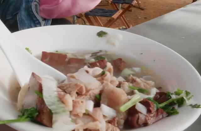 日照农村大集上的人气美食，大锅炖全羊15元一碗，男女老少都爱吃