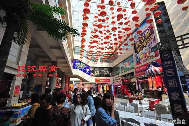 随拍丹东东港海鲜批发市场，螃蟹大虾都是主角，现蒸鲜吃