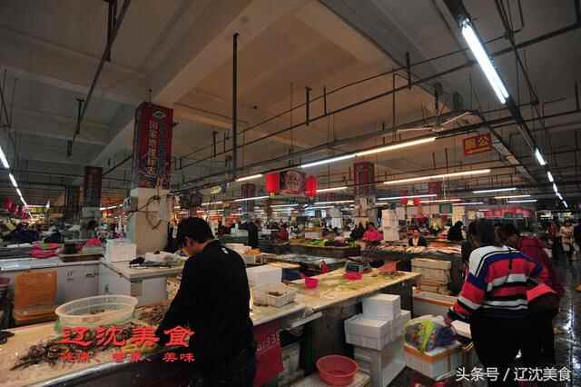 随拍丹东东港海鲜批发市场，螃蟹大虾都是主角，现蒸鲜吃