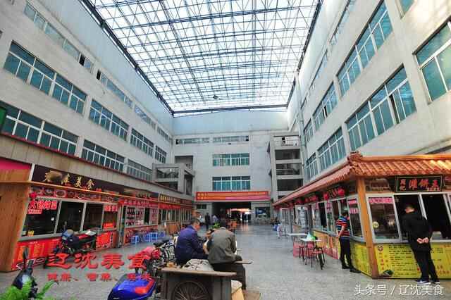 随拍丹东东港海鲜批发市场，螃蟹大虾都是主角，现蒸鲜吃