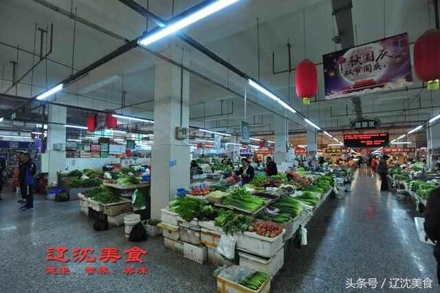 随拍丹东东港海鲜批发市场，螃蟹大虾都是主角，现蒸鲜吃