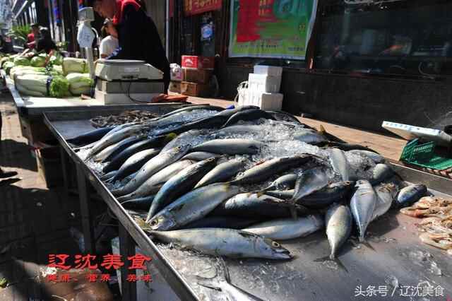 随拍丹东东港海鲜批发市场，螃蟹大虾都是主角，现蒸鲜吃