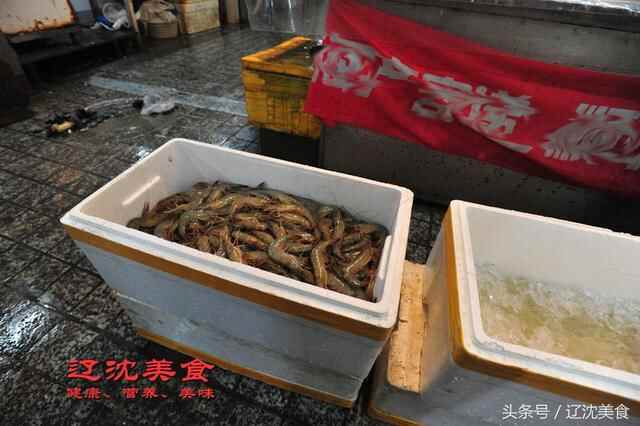 随拍丹东东港海鲜批发市场，螃蟹大虾都是主角，现蒸鲜吃