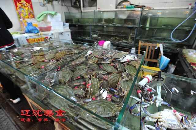随拍丹东东港海鲜批发市场，螃蟹大虾都是主角，现蒸鲜吃