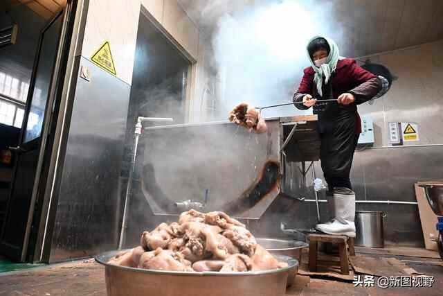 夫妻秘制“猪头肉”，一年能卖50吨，流水近百万元，有人千里学艺