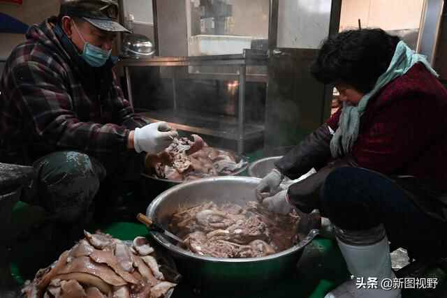 夫妻秘制“猪头肉”，一年能卖50吨，流水近百万元，有人千里学艺