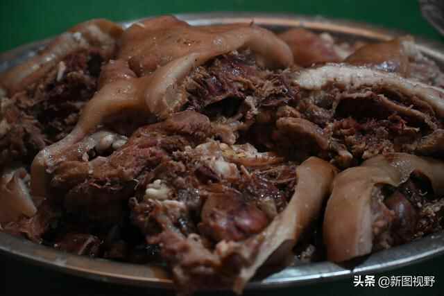 夫妻秘制“猪头肉”，一年能卖50吨，流水近百万元，有人千里学艺