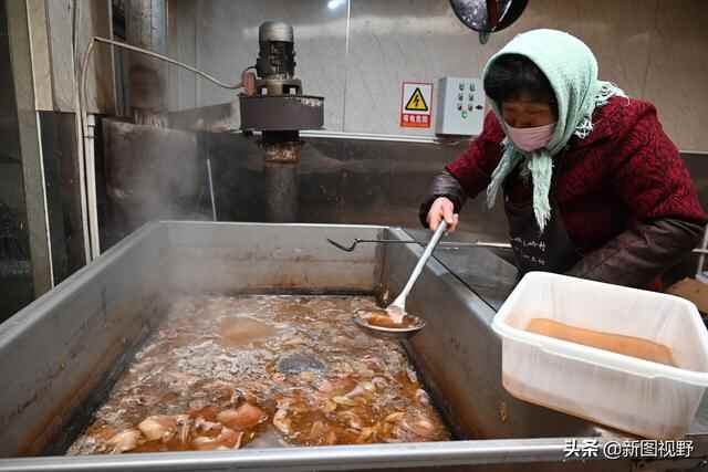 夫妻秘制“猪头肉”，一年能卖50吨，流水近百万元，有人千里学艺