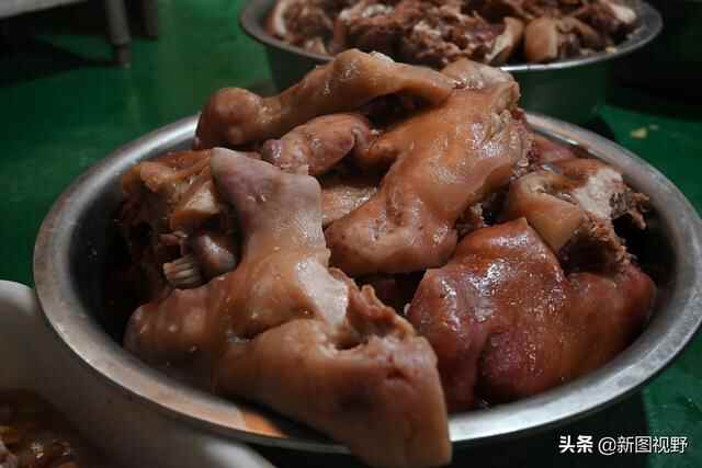 夫妻秘制“猪头肉”，一年能卖50吨，流水近百万元，有人千里学艺