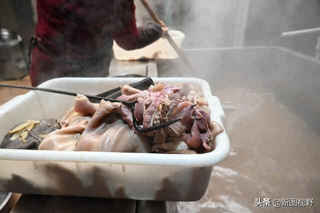 夫妻秘制“猪头肉”，一年能卖50吨，流水近百万元，有人千里学艺