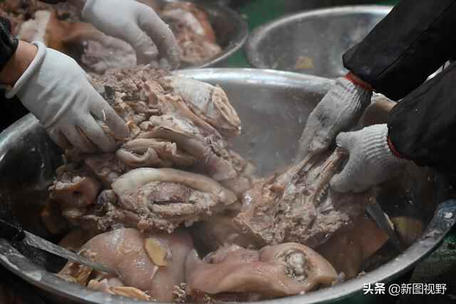 夫妻秘制“猪头肉”，一年能卖50吨，流水近百万元，有人千里学艺