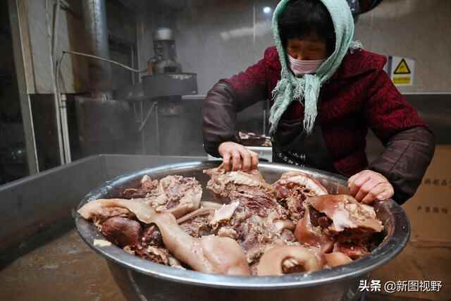 夫妻秘制“猪头肉”，一年能卖50吨，流水近百万元，有人千里学艺