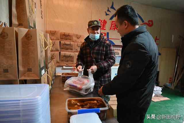 夫妻秘制“猪头肉”，一年能卖50吨，流水近百万元，有人千里学艺