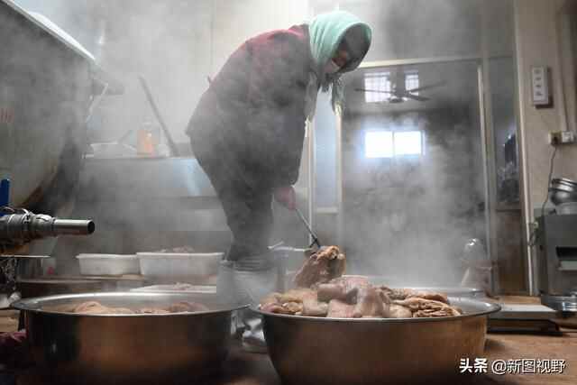 夫妻秘制“猪头肉”，一年能卖50吨，流水近百万元，有人千里学艺
