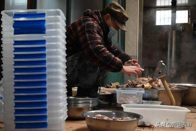 夫妻秘制“猪头肉”，一年能卖50吨，流水近百万元，有人千里学艺