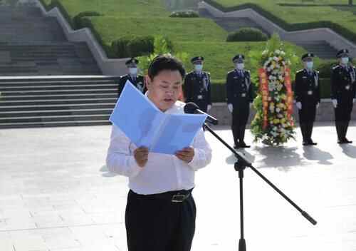 费县举行烈士纪念日向人民英雄敬献花篮仪式