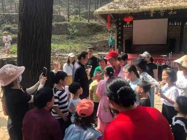 费县文化馆及柳琴剧团“庆国庆”走进景区文艺演出到利山涧景区