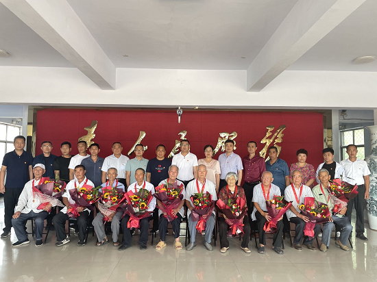 临沂市河东区梅家埠街道举行“光荣在党50年”纪念章颁发仪式