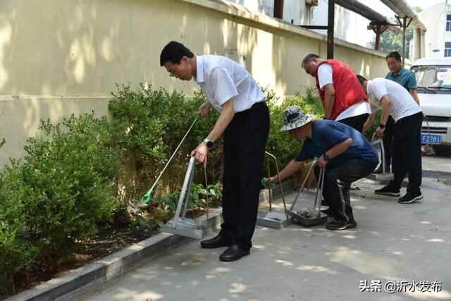 沂水县委书记陈士贤带队参加环境卫生大扫除活动，掀起全国文明城市创建热潮
