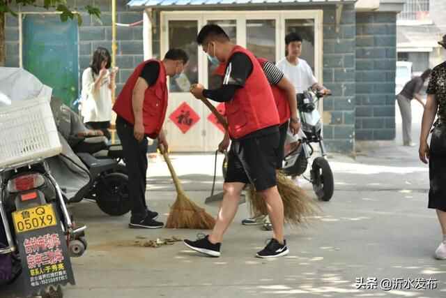 沂水县委书记陈士贤带队参加环境卫生大扫除活动，掀起全国文明城市创建热潮