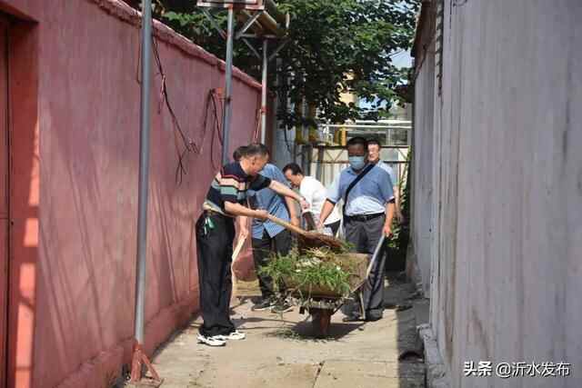 沂水县委书记陈士贤带队参加环境卫生大扫除活动，掀起全国文明城市创建热潮