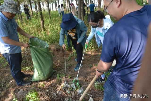 沂水县委书记陈士贤带队参加环境卫生大扫除活动，掀起全国文明城市创建热潮