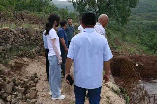 沂水县公路中心到“第一书记”帮扶村调研饮水工程