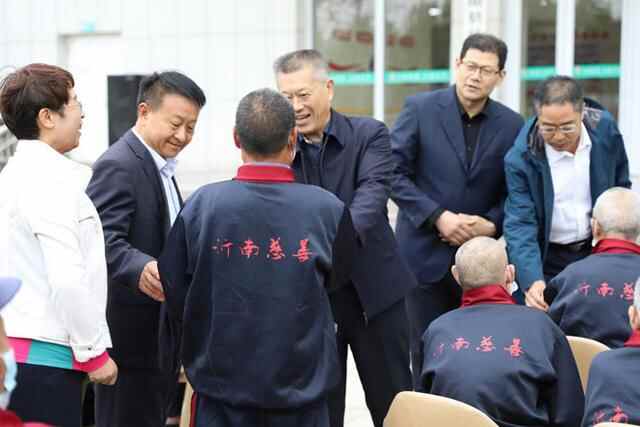 沂南县慈善总会开展“99老人节”五百老人换新衣活动
