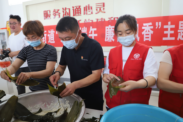 省派平邑县平邑街道第一书记到常柴希望小学参加“粽情端午 欢乐六一”爱心活动