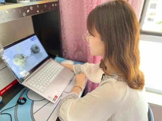 河东区福东小学观看神舟十四号载人飞船发射实况主题队日活动