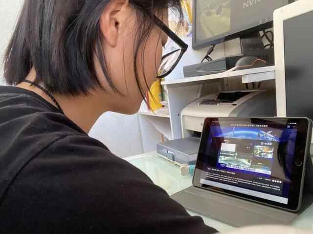 河东区福东小学观看神舟十四号载人飞船发射实况主题队日活动