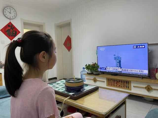 河东区福东小学观看神舟十四号载人飞船发射实况主题队日活动