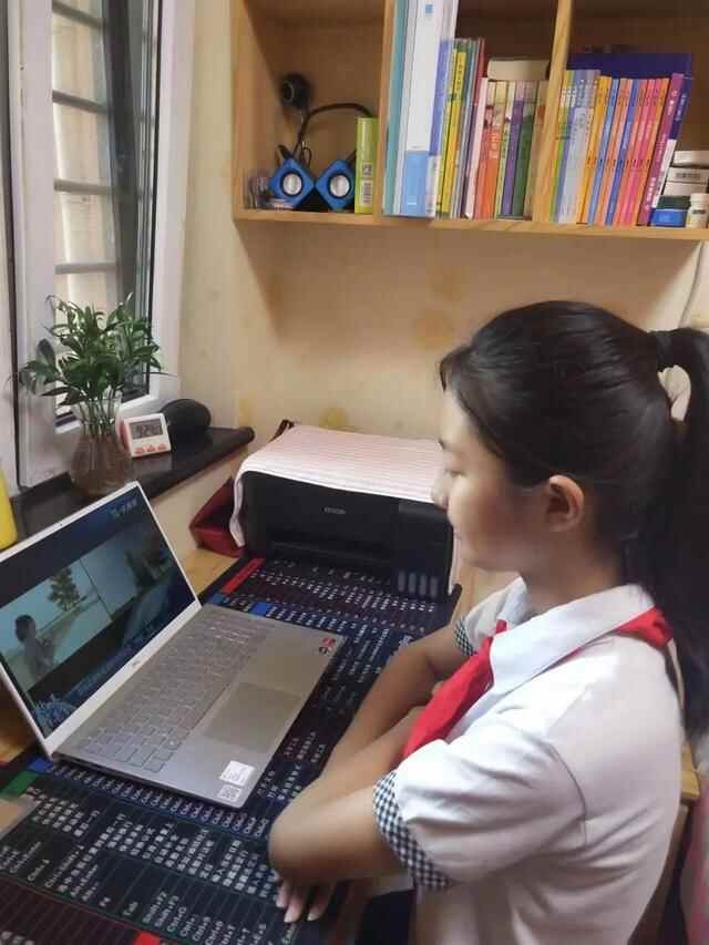河东区福东小学观看神舟十四号载人飞船发射实况主题队日活动