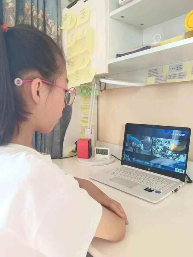 河东区福东小学观看神舟十四号载人飞船发射实况主题队日活动