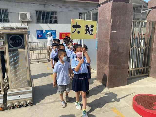 费县探沂镇三南尹幼儿园开展参观小学活动