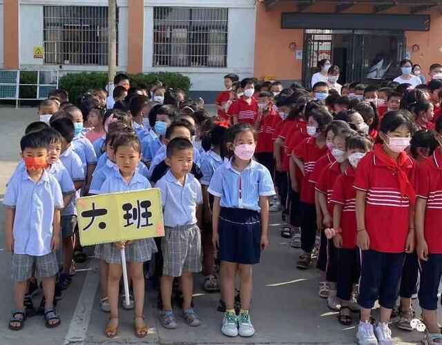 费县探沂镇三南尹幼儿园开展参观小学活动