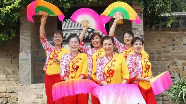 国庆，沂南红嫂家乡亮丽中国红