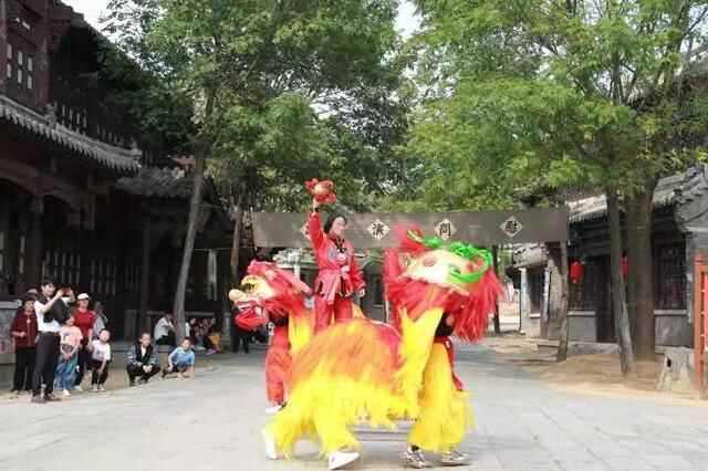 国庆，沂南红嫂家乡亮丽中国红