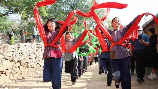 国庆，沂南红嫂家乡亮丽中国红