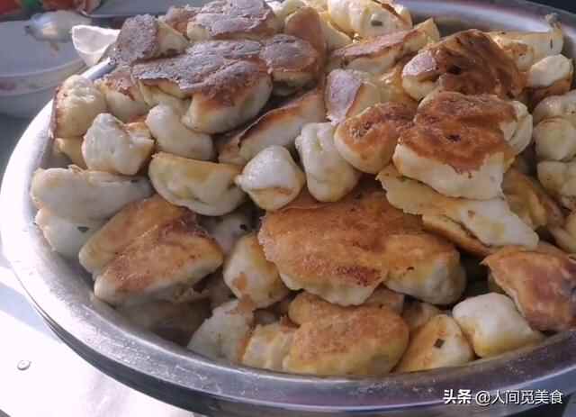 山东农村大集上的特色炉包，荤素统统1元3个，来吃的客人真不少