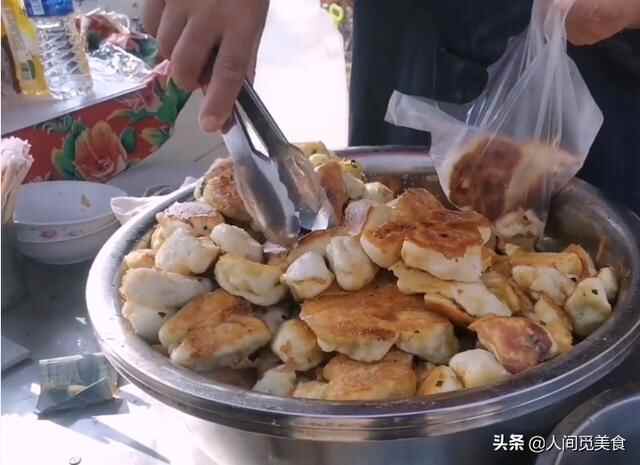 山东农村大集上的特色炉包，荤素统统1元3个，来吃的客人真不少