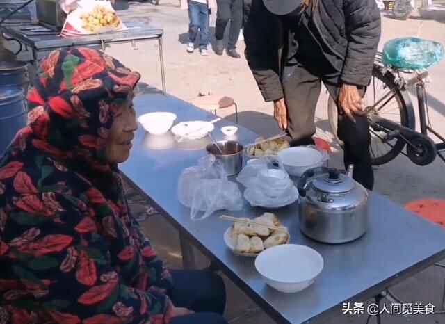 山东农村大集上的特色炉包，荤素统统1元3个，来吃的客人真不少