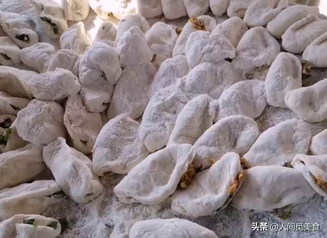 山东农村大集上的特色炉包，荤素统统1元3个，来吃的客人真不少